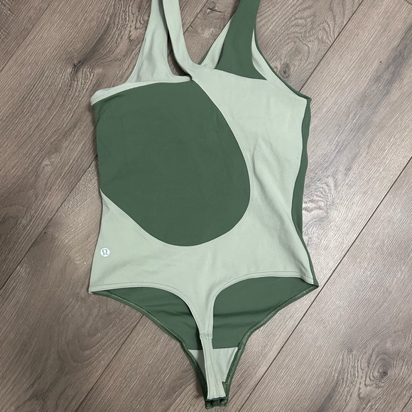 Lululemon Nulu Asymmetrical Bodysuit Green Twill / Green Fern Size 4 - Picture 2 of 5